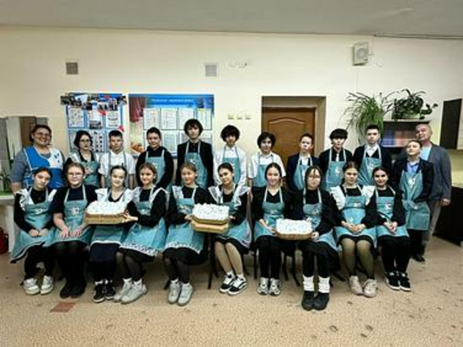 Мәсетле уҡыусылары яугирҙәргә үлән сәйе әҙерләгән