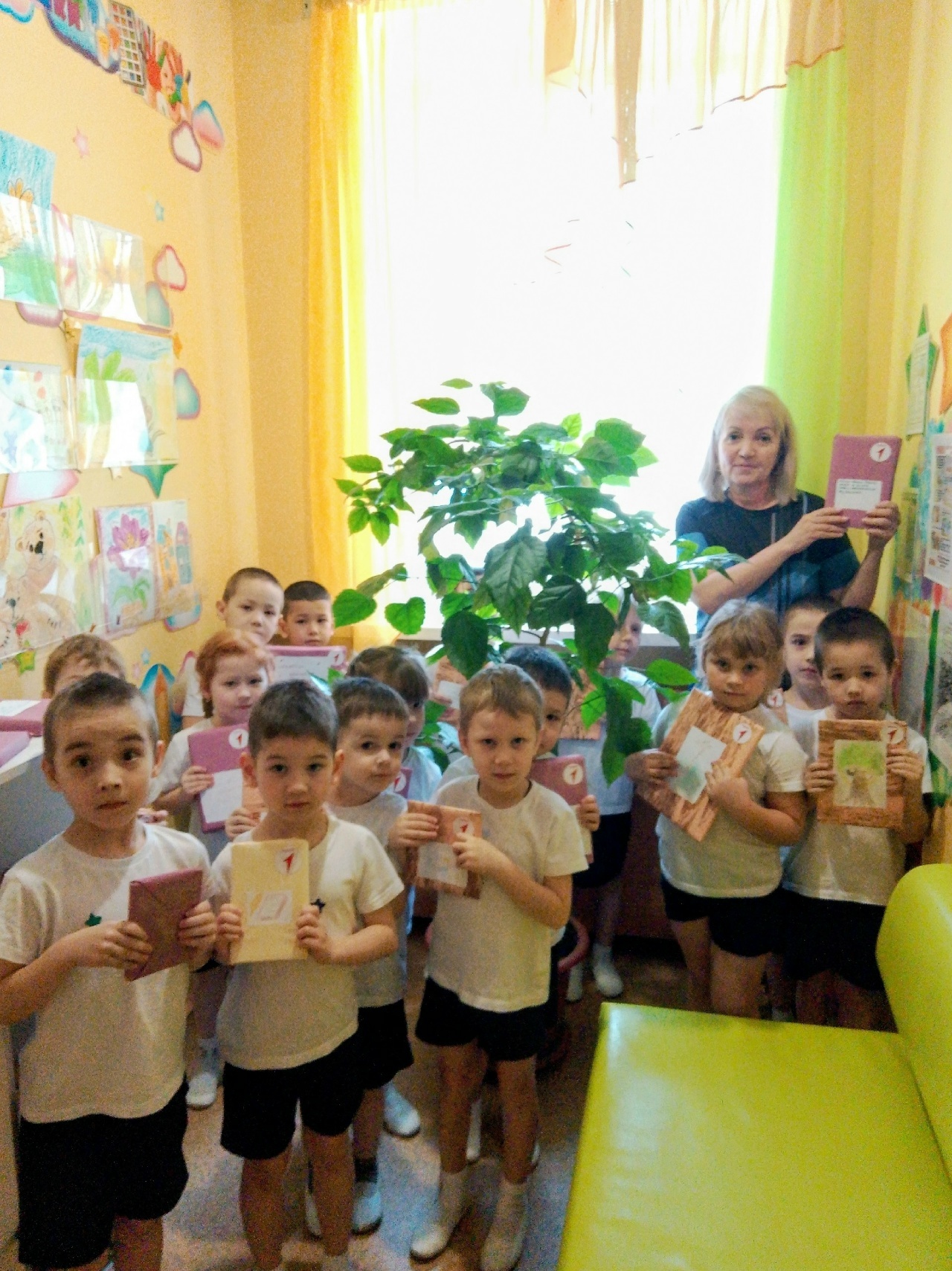 14 февраль – Халыҡ-ара китап бүләк итеү көнө