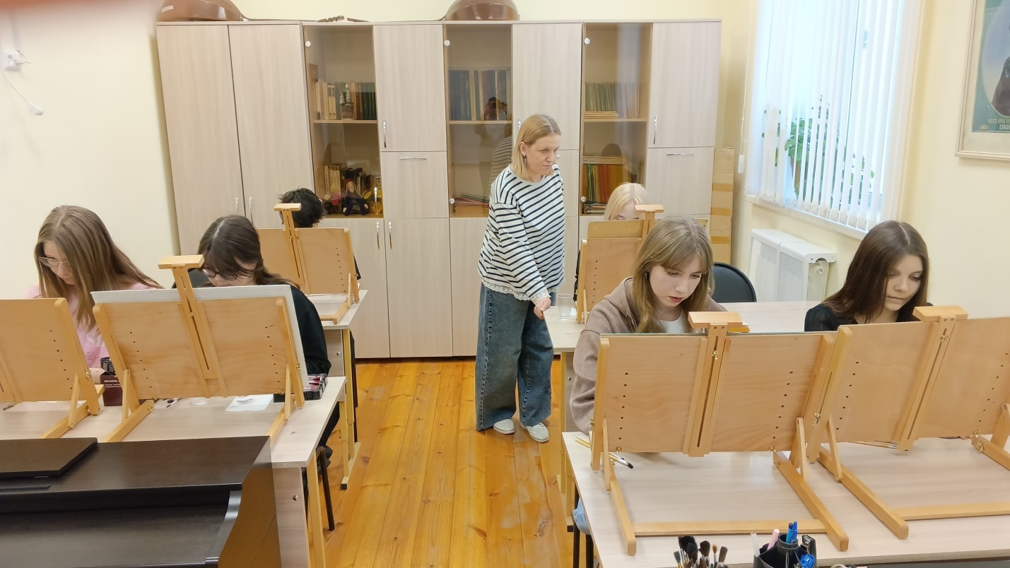 Ермолаев сәнғәт мәктәбендә балалар һүрәт төшөрөргә өйрәнә