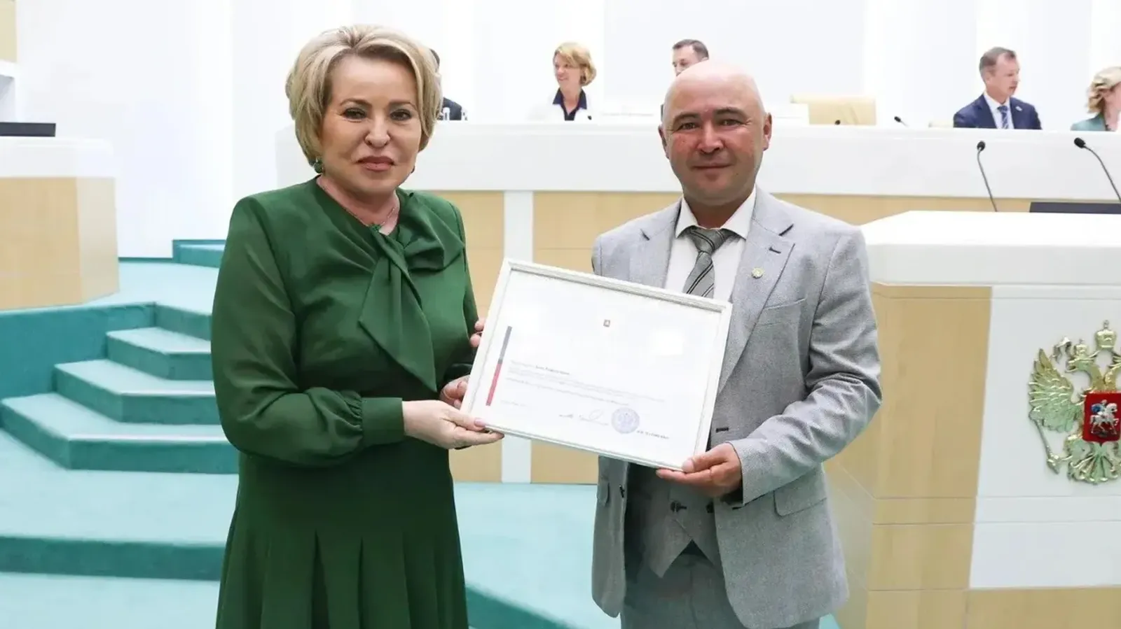 Федерация Советы рәйесе ҡурайсыға  Рәхмәт хаты тапшырған