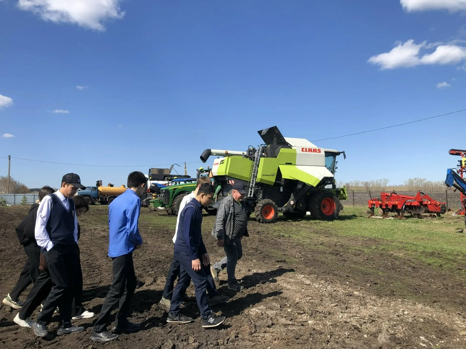 Дәүләкән лицей-интернаты уҡыусылары фермер хужалығына барған