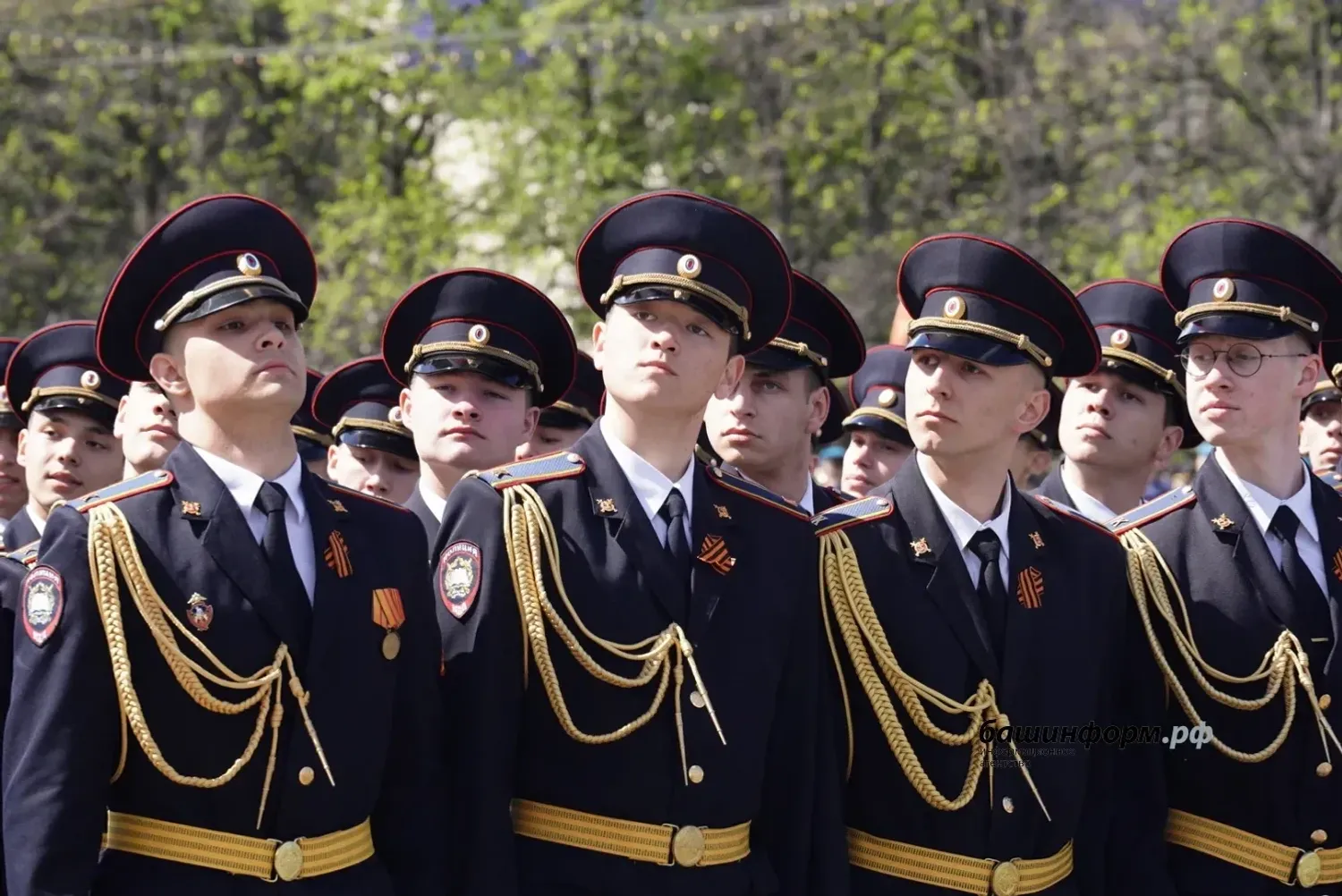 Өфөләге Еңеү парадында кадеттар, “шайморатовсылар”, йәш армиясылар ҡатнашты