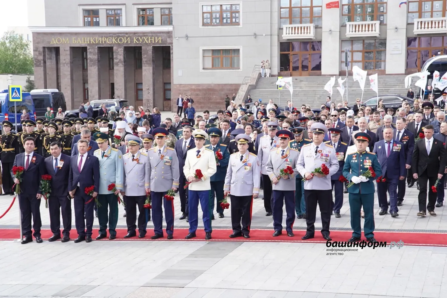 Башҡортостан Башлығы Шайморатов һәйкәленә сәскәләр һалды