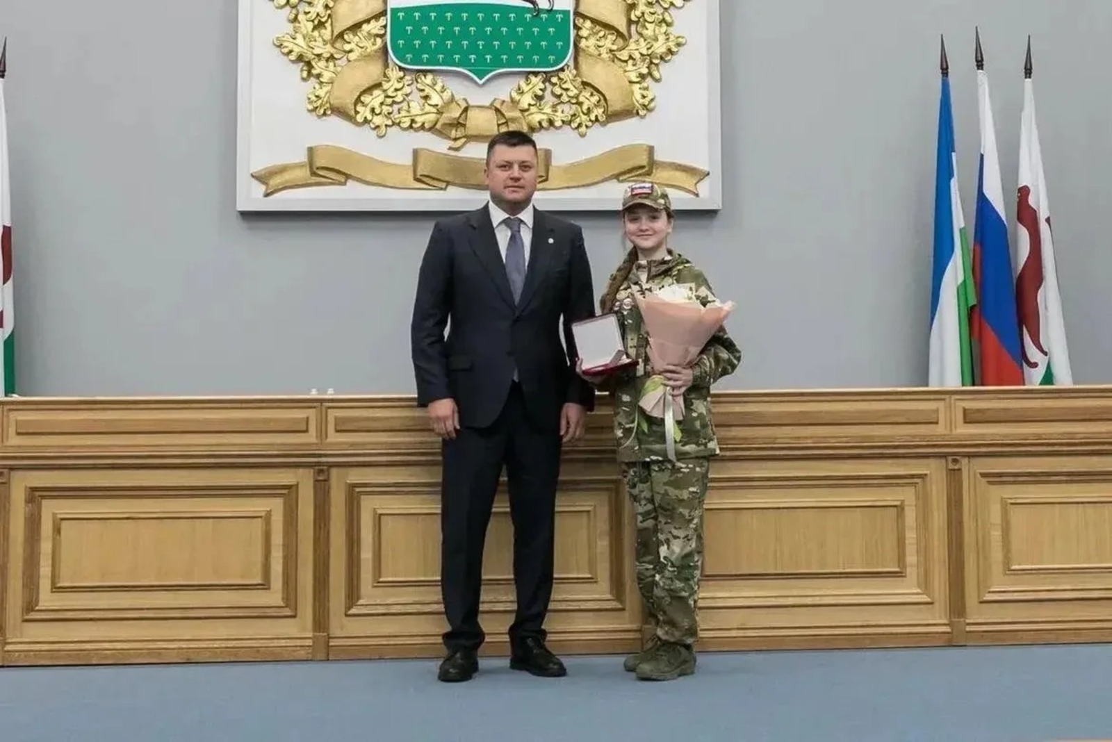 Өфө мэры 11 йәшлек ҡыҙға миҙал тапшырҙы!