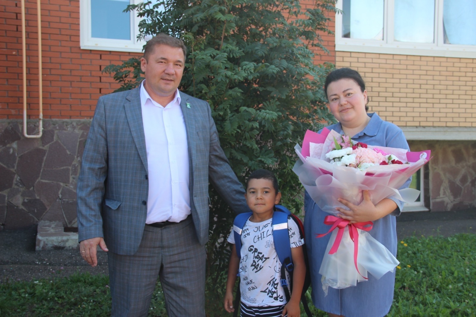 Дамир мәктәпкә бара