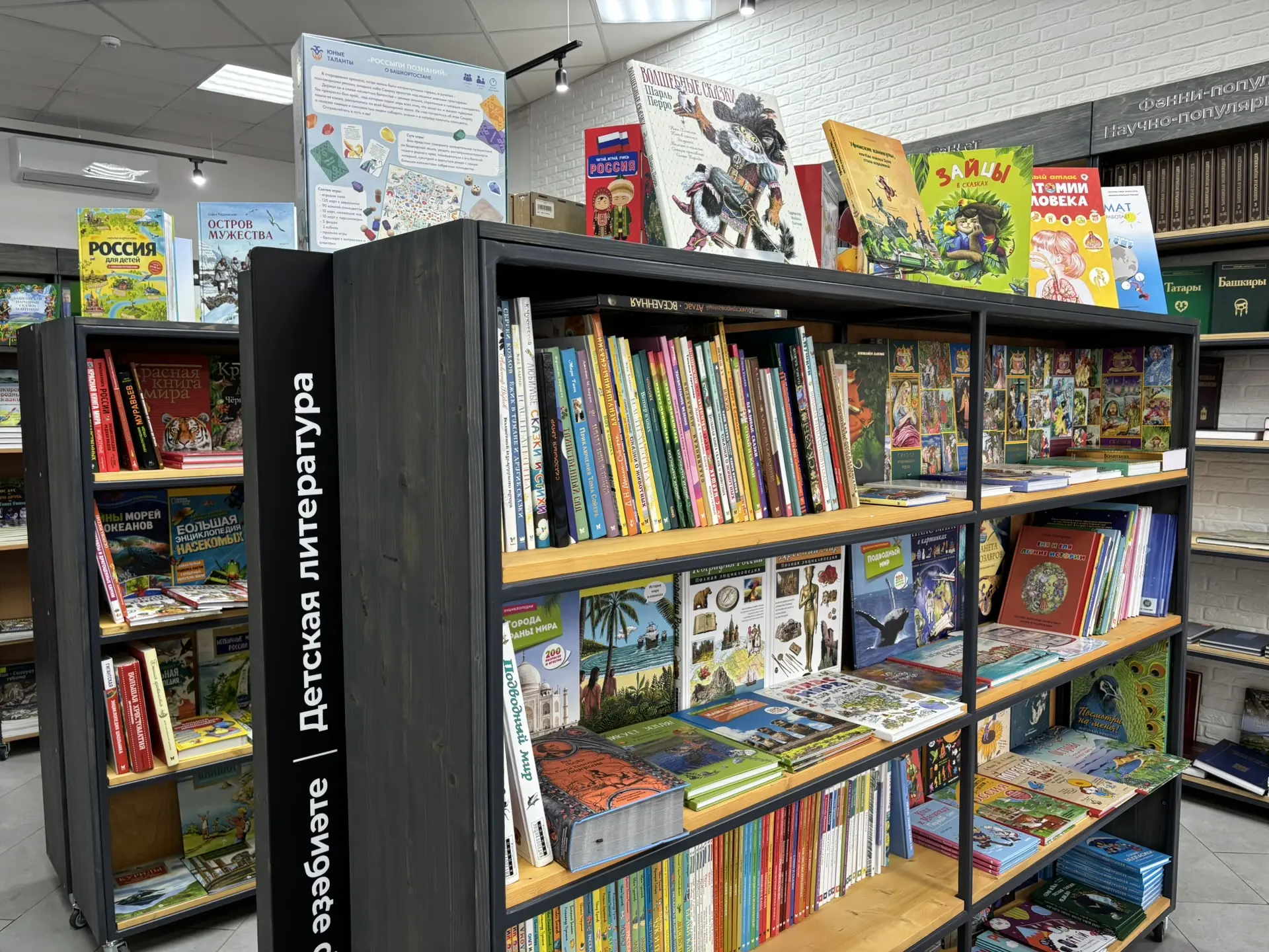 Максим Ульчев мәктәп китапханаһына бүләккә китаптар алған