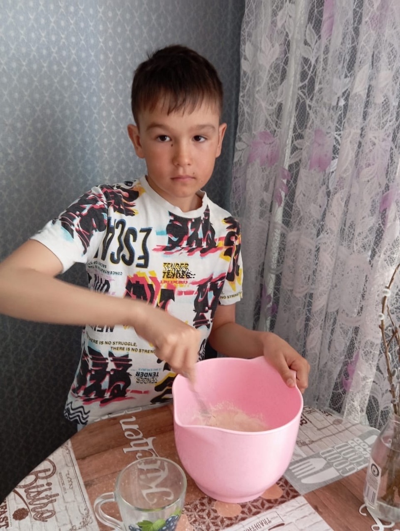 Эльназ өләсәһенә ярҙамлаша