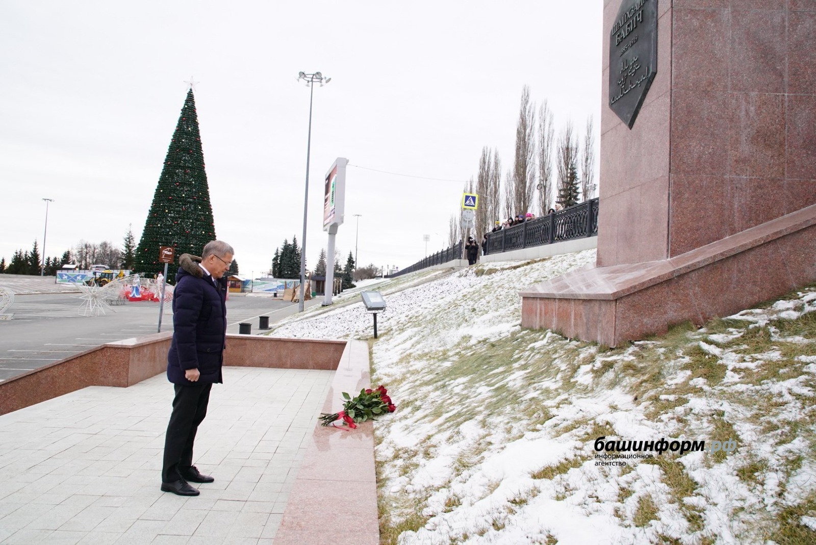 Радий Хәбиров Бабич һәйкәленә сәскә һалды