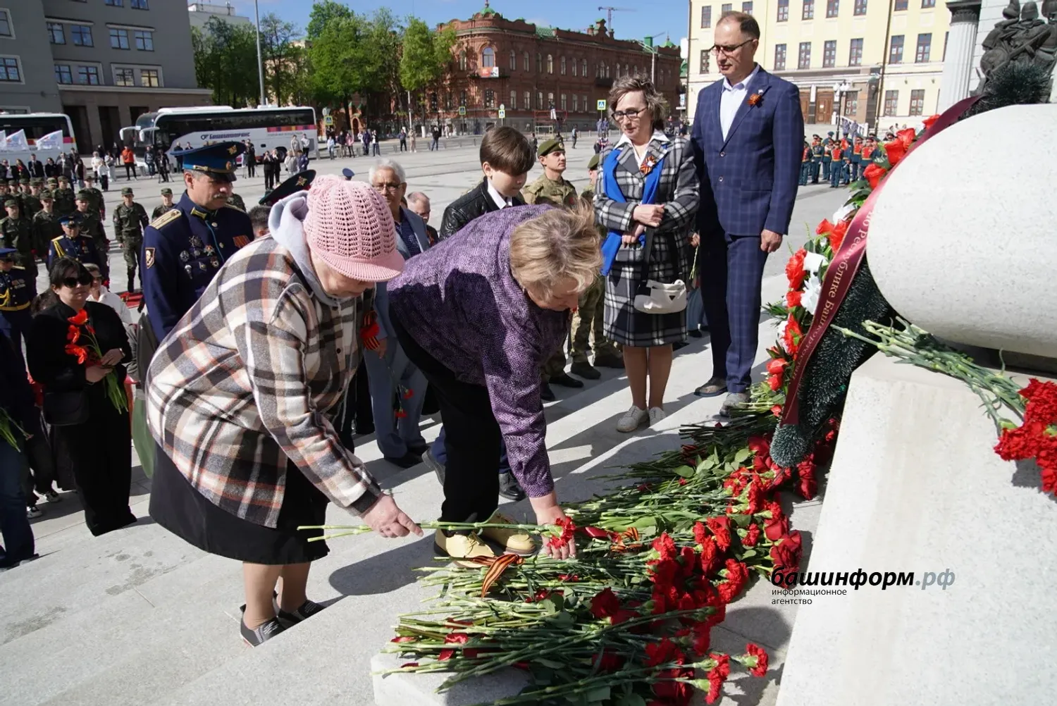 Башҡортостан Башлығы Шайморатов һәйкәленә сәскәләр һалды