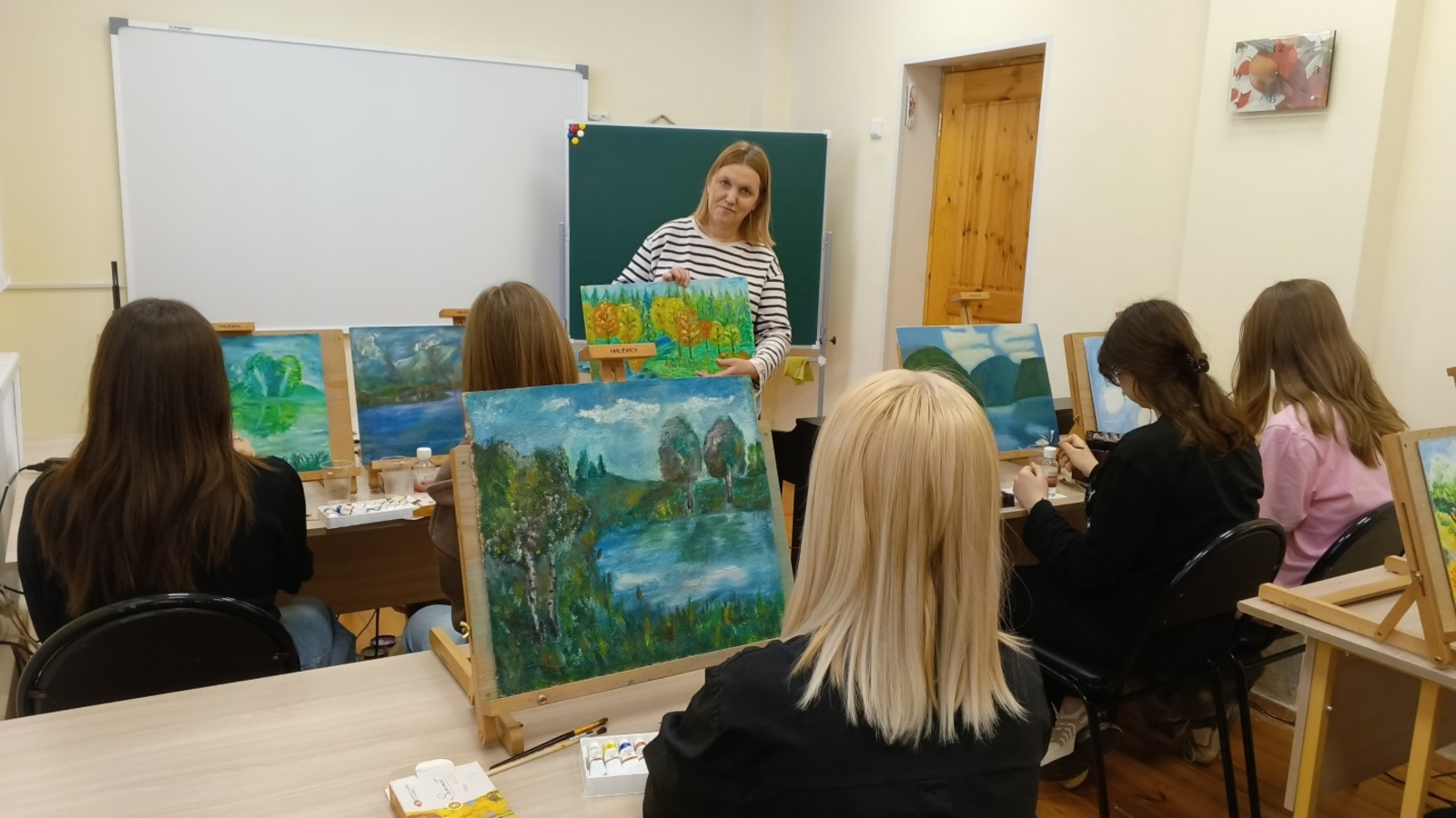 Ермолаев сәнғәт мәктәбендә балалар һүрәт төшөрөргә өйрәнә