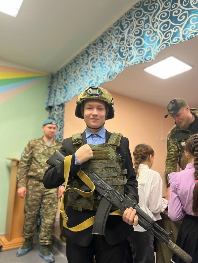 Яугирҙәр Көҙән мәктәбе уҡыусылары менән осрашты