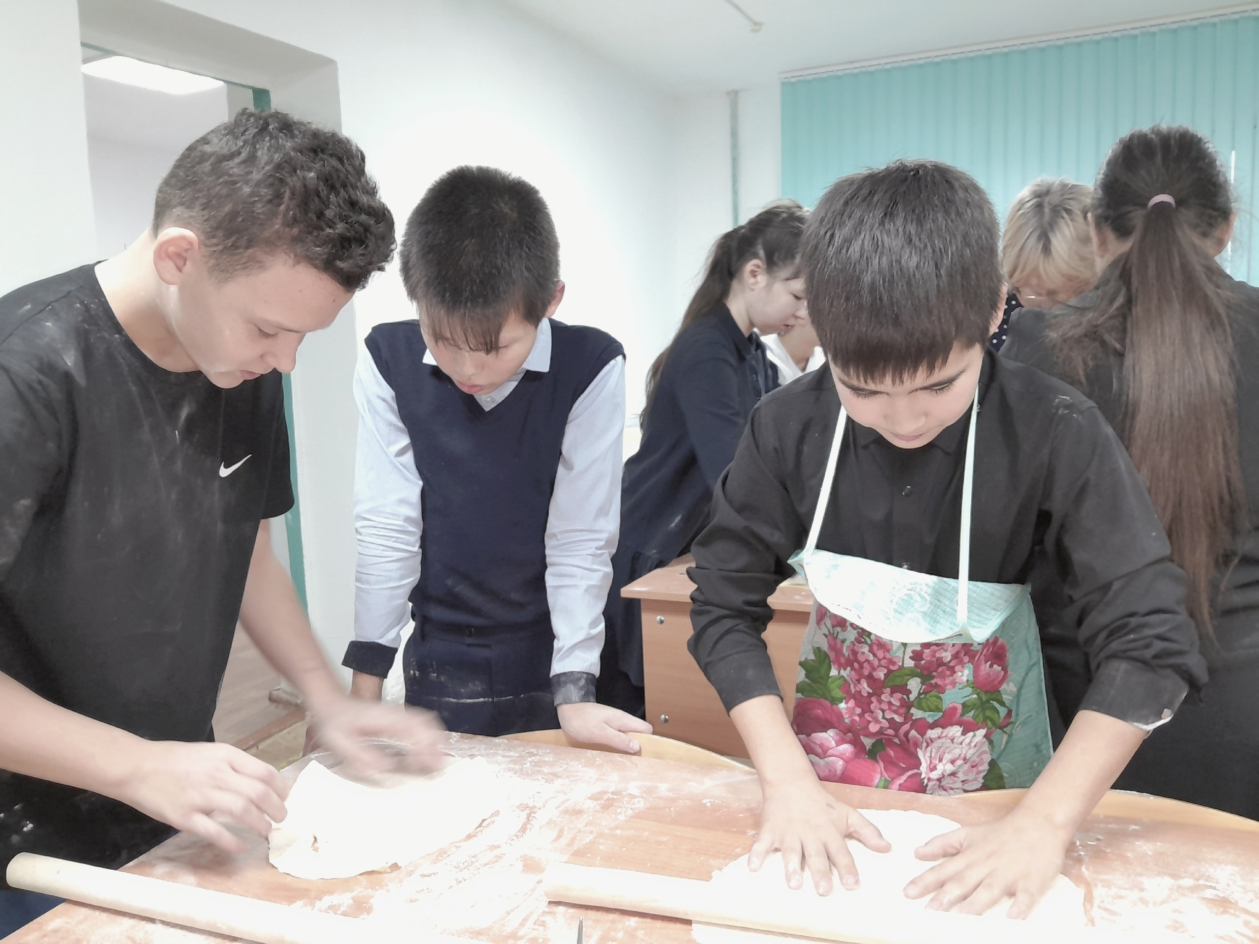 Дыуан уҡыусылары яугирҙәргә ярҙамлаша