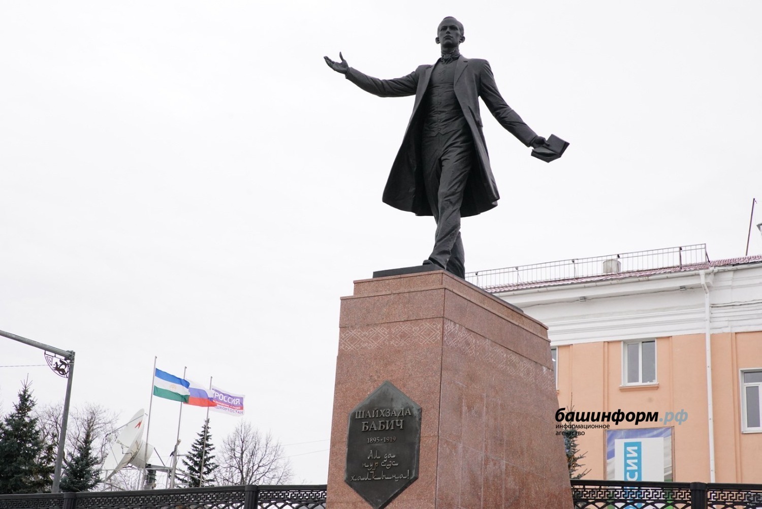 Радий Хәбиров Бабич һәйкәленә сәскә һалды