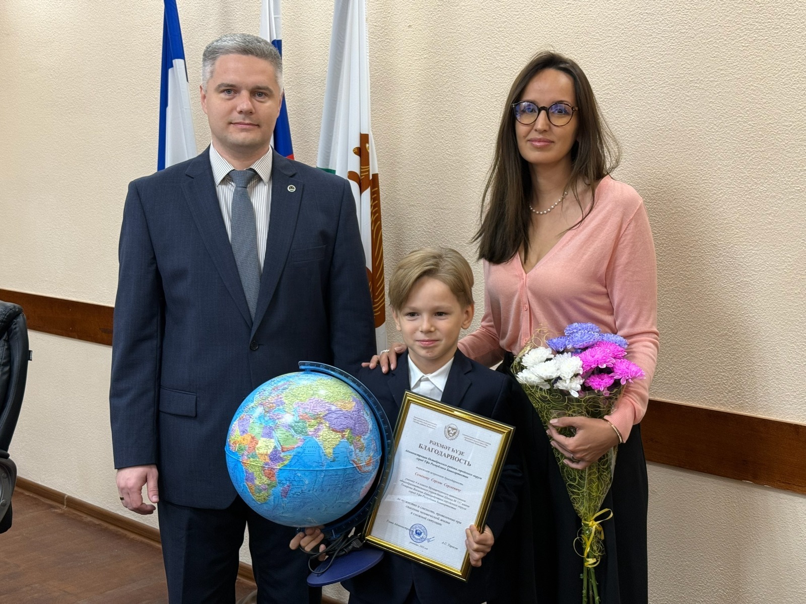 Атаһын ҡотҡарған малайҙы бүләкләгәндәр