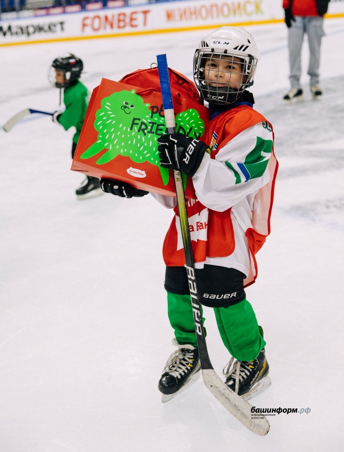 Хоккейсы үҫмерҙәр профессионалдар менән бергә күнекмә үткән