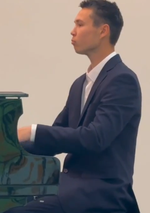 Моңло балаға “Салют” үҙәге ҡанат ҡуйған