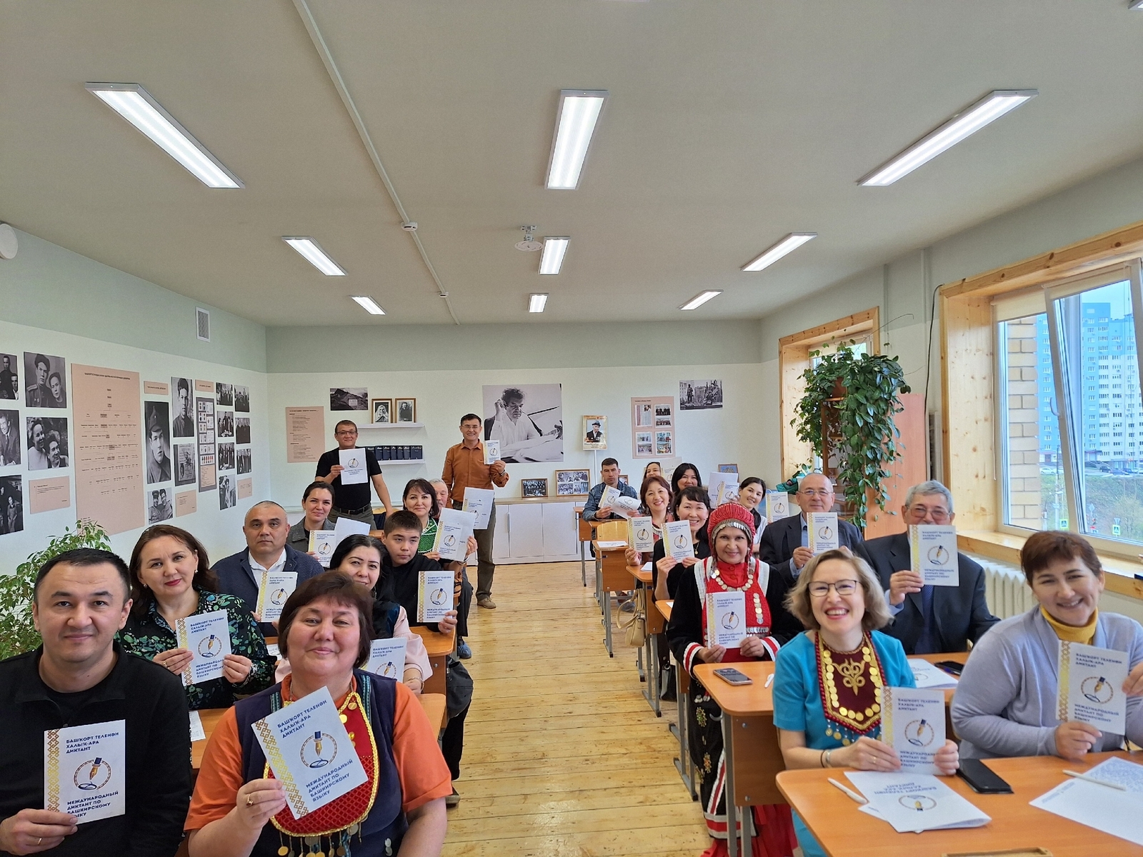 Диктант яҙҙым ултырып,  аҡ ҡағыҙҙы тултырып...